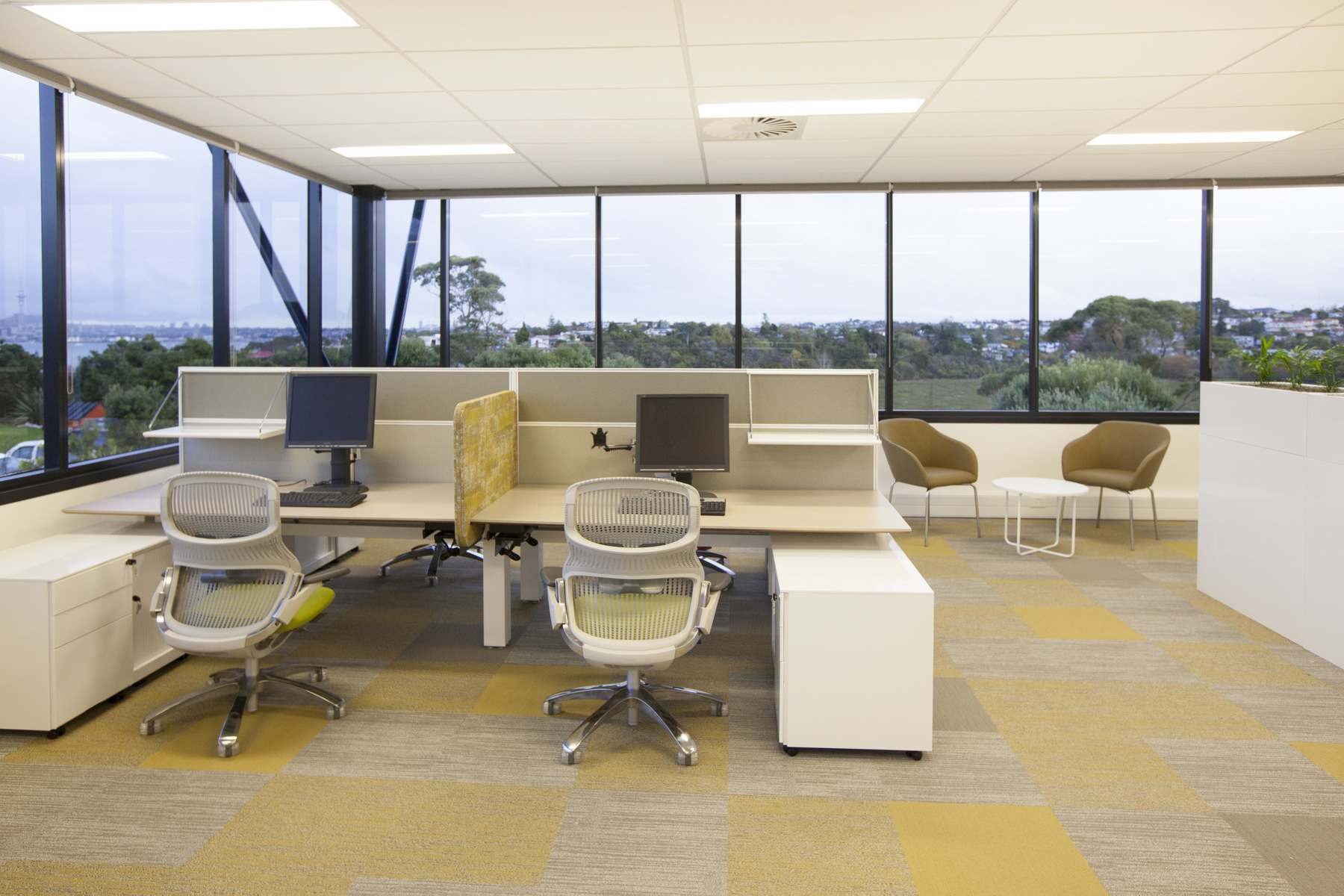 巢湖2300平方‘簡裝”辦公室裝修實(shí)景圖分析(圖1) 國外辦公 (1).jpg