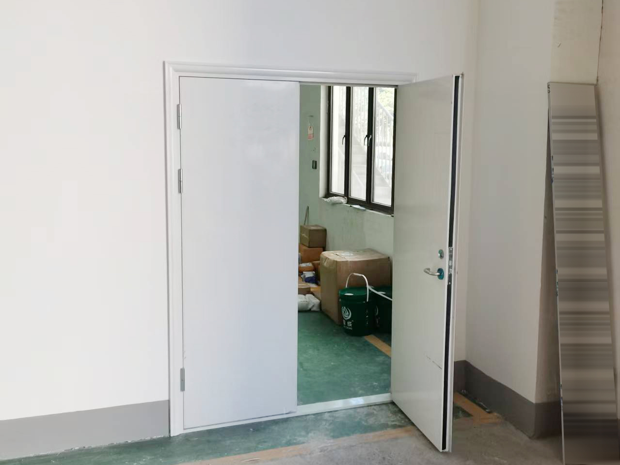 合肥徽匠機械車間廠房翻新改造項目案例(圖2) 防火門安裝.jpg